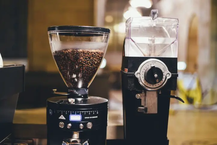Coffee_machine_grinding_beans