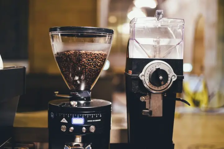 Coffee_machine_grinding_beans Coffee_machine_grinding_beans